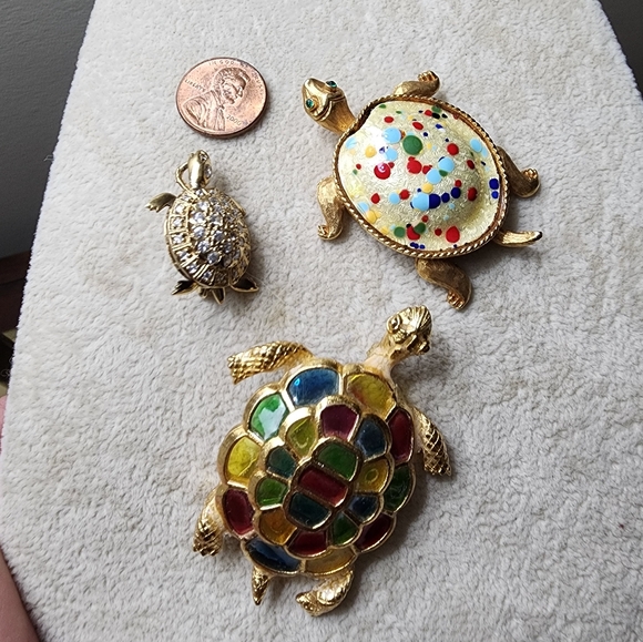Jewelry - Vintage turtle brooch bundle
